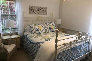 Отель William's Grant Inn Bed And Breakfast