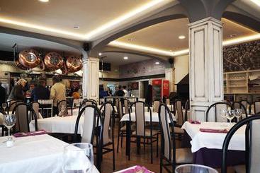 هتل Hostal Los Hermanos