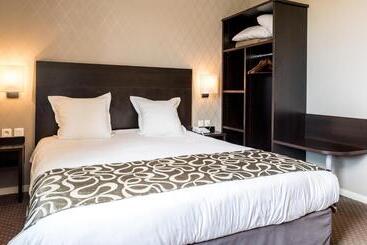 هتل Logis Hôtel Restaurant Des Châteaux