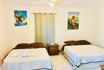 בית מלון כפרי The Log Cabinn