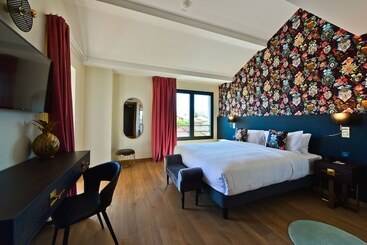 هتل La Villa Port D Antibes & Spa
