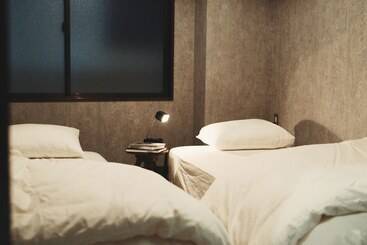 Nakaharaya Hostel & Café