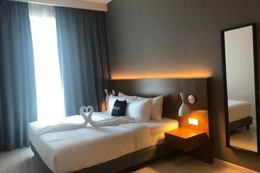 בית מלון כפרי Alia Premier Medini By Subhome