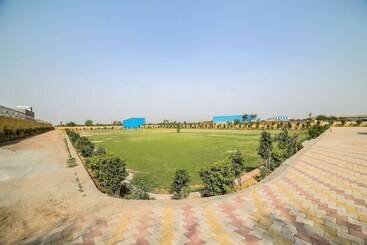 فندق Oyo 44660 Muni Ji Restaurant &