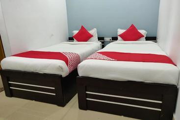 בית מלון כפרי Oyo 45654 Saw Aiom Residency