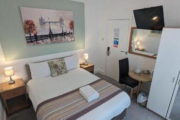 בית מלון כפרי Cecil Court