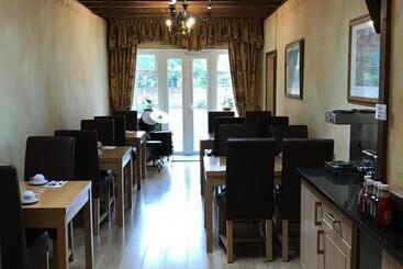 فندق Warwick Lodge