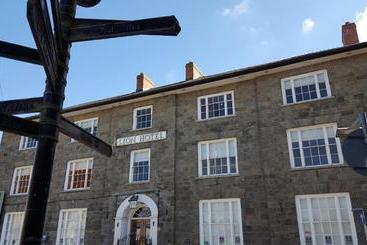 هتل Lion  Builth Wells