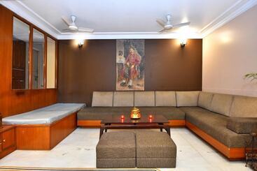 Pink Elephant Haveli   Hostel