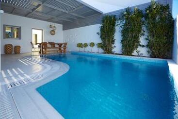 آپارتمانهای توریستها Eolia Kamari Villa