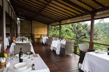 Отель Suarapura Resort & Spa