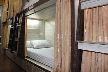 هتل The Colour Hostel