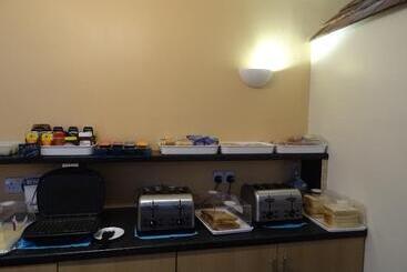 בית מלון כפרי The Gatwick White House