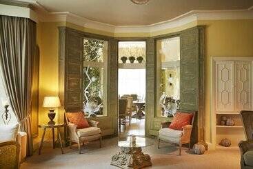 Отель Cairn Lodge