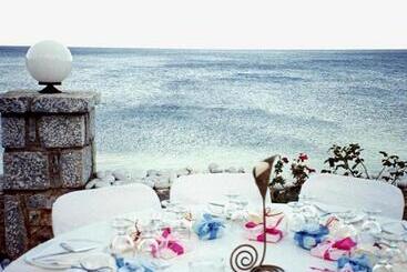 هتل Lalloudes Seaside Accommodation