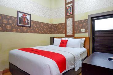 Пансион Reddoorz Near Pantai Labombo