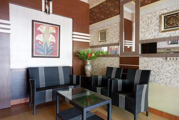 پانسیون Reddoorz Near Pantai Labombo