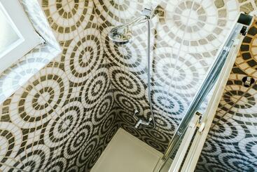 Help Yourself Hostels  Restelo