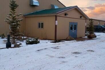 בית מלון כפרי Target Hospitality Watford City Lodge