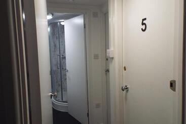 פנסיון Corner House Guest House