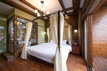 پانسیون Flower Time Inn