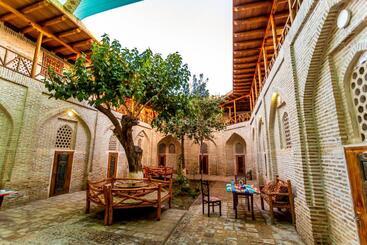בית מלון כפרי Okhun Madrasah15th 16th Century
