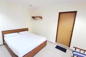 Hotel Oyo 89817  Sura