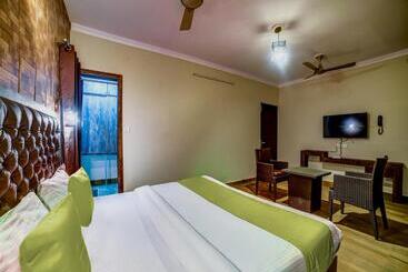 בית מלון כפרי Sahastradhara Riverresort