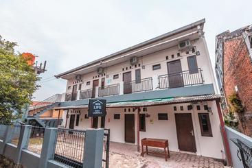 Отель Oyo Life 2424 Kost Luqman 2