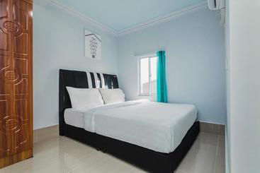 ホテル Oyo Life 2485 Darisa Marshall Kost Syariah