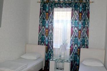 ユースホステル Guest House Dilorom B&b