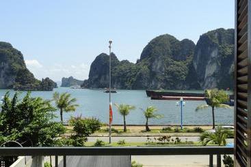 تختخواب و صبحانه Hạ Long Lily Homestay