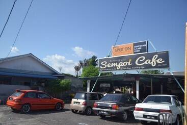 Hotel Spot On 89821 Batu Maung Sempoi Inn And Cafe