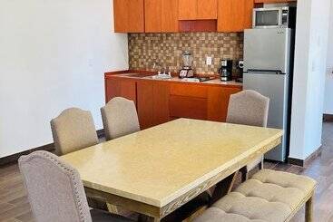 La Lola Hotel & Suites