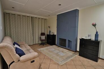 פנסיון Highway Gardens Guest House