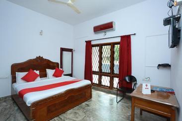 هتل Oyo 16717 Sreekrishna Kailas Inn