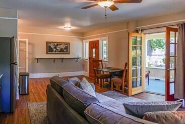 קוטג'' Pioneer House   South Suite