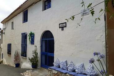 تختخواب و صبحانه Little Vine