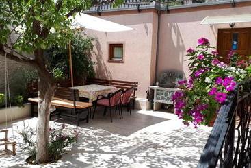 Hostel Bojo
