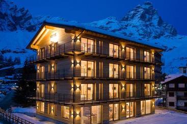 هتل آپارتمان Red Fox Lodge