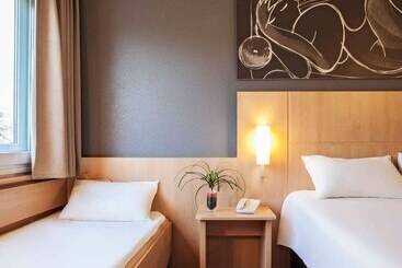 Отель Ibis Cornella