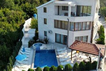 پانسیون Villa Rakhimov