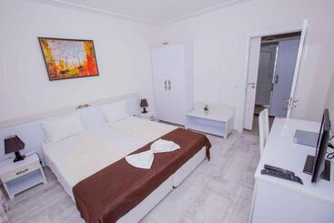 בית מלון כפרי The Step Family