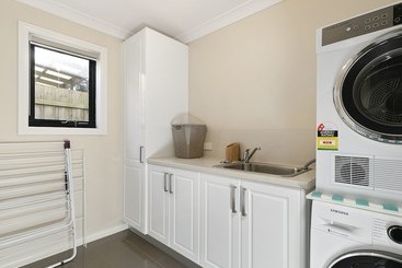 Summer Breeze  Free Wifi & Netflix Inlet Side Central Location