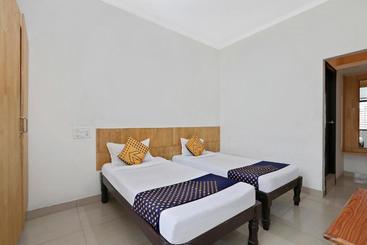 בית מלון כפרי H M Residency