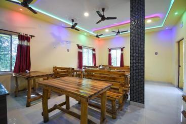 בית מלון כפרי Oyo 65496 Kunjakashi Fooding And Lodging