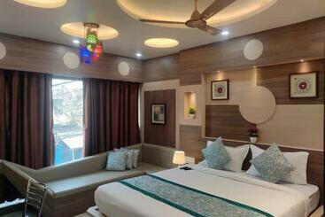 Отель Central Square A Couple Friendly