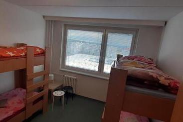 هاستل Km House černý Most
