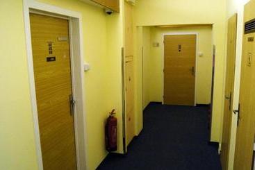 هاستل Km House černý Most