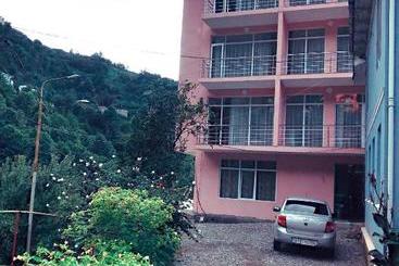 هتل Giorgi Kvariati